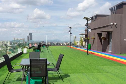 Un balcón con mesas y sillas en un edificio. en The Opulent siayapark apartments, en Nairobi
