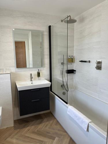 Ein Badezimmer in der Unterkunft The Pines Hotel