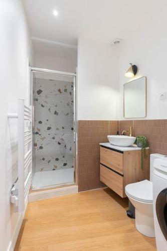 une salle de bain avec une douche, un lavabo et des toilettes dans l'établissement Charmant T3 sur jolie place, parking inclus, Clim, à La Ciotat
