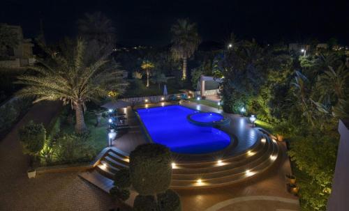 Bazén v ubytovaní Villa Elina Luxury Residence alebo v jeho blízkosti