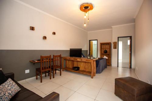 a living room with a desk and a couch at Jahu Center Village in Jaú