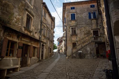 an empty street in an old town with buildings at Star Apartments in Tar