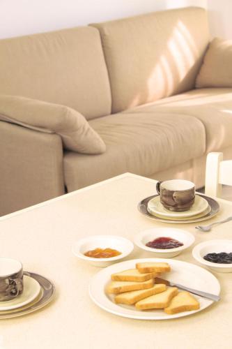 een tafel met borden en bekers erop bij Residence San Nicola in Alassio