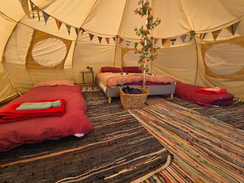 Postel nebo postele na pokoji v ubytování Freespirit Glamping