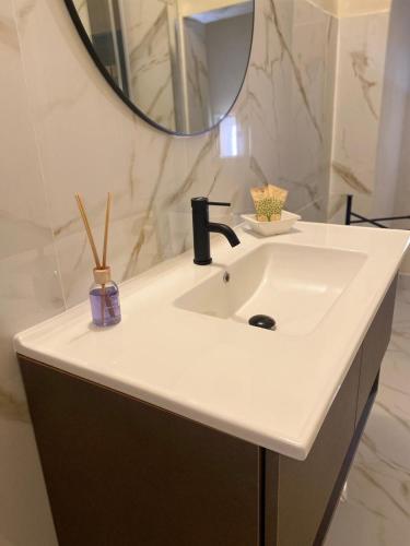 a bathroom with a sink and a mirror at Dimora Piazza Imperiale in Poggio Imperiale