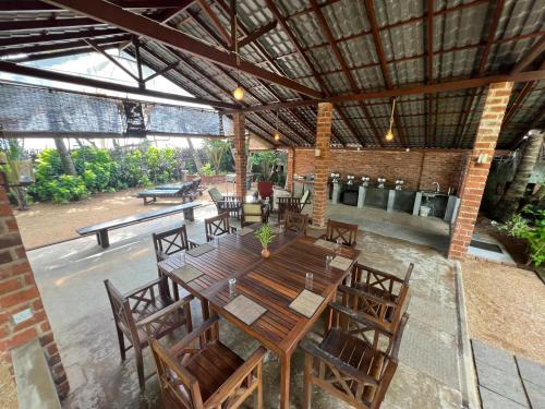 En restaurant eller et andet spisested på Lohas Beach Villa