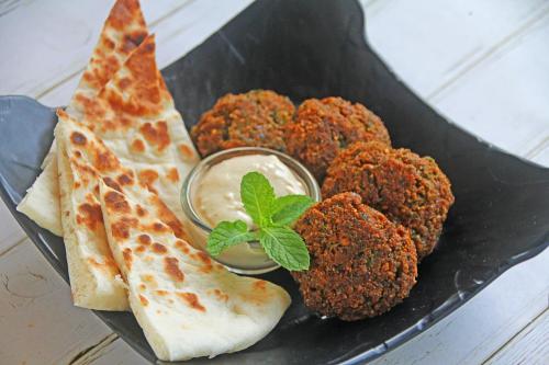 卢纳将军城玛雅别墅酒店的一盘肉丸和一片披萨