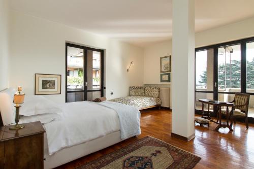 sypialnia z łóżkiem, kanapą i stołem w obiekcie Appartamento Il Parco Cernobbio w mieście Cernobbio