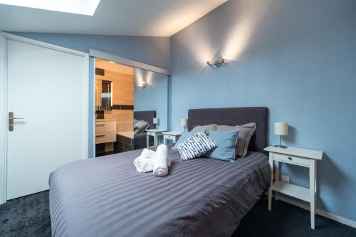 une chambre avec un lit avec deux animaux en peluche dessus dans l'établissement Cyrano BnB - Duplex à Toulouse pour 4, à Toulouse