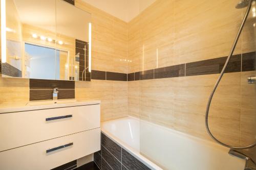 une salle de bain avec une baignoire, un lavabo et une douche dans l'établissement Cyrano BnB - Duplex à Toulouse pour 4, à Toulouse