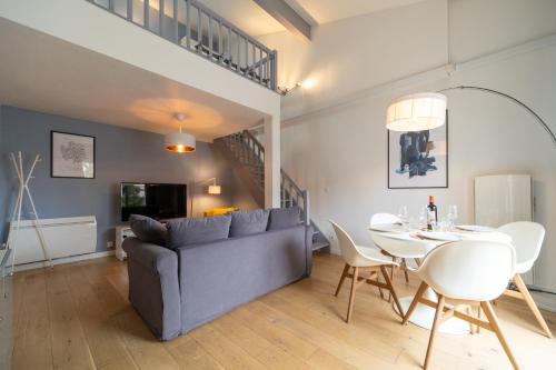 un salon avec un canapé et une table dans l'établissement Cyrano BnB - Duplex à Toulouse pour 4, à Toulouse