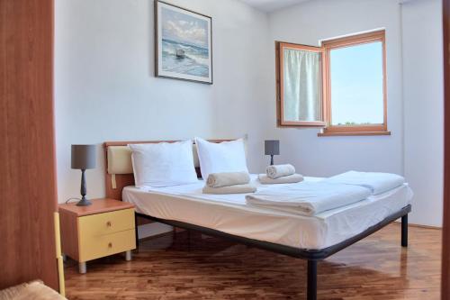 Postel nebo postele na pokoji v ubytování Vabriga Family Apartment with Pool