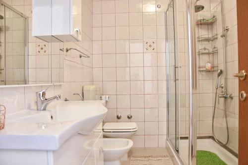 Koupelna v ubytování Vabriga Family Apartment with Pool