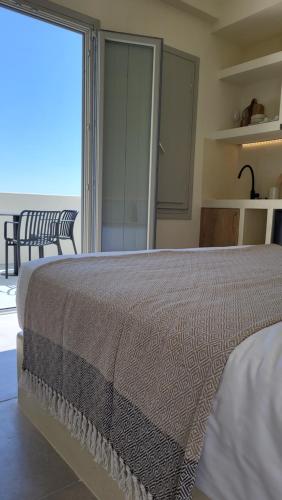 Un ou plusieurs lits dans un hébergement de l'établissement Maeva Suites Santorini