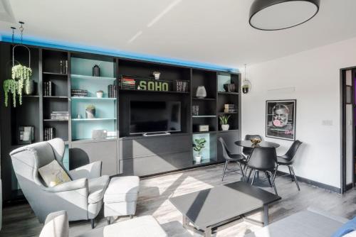 a living room with a couch and a table at Striking 2-bed Apartment Perfectly Located in Soho in London