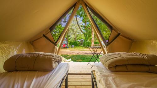 - 2 lits dans une tente avec fenêtre dans l'établissement CAMPING ETANG DES BOIS, à Vieilles-Maisons-sur-Joudry