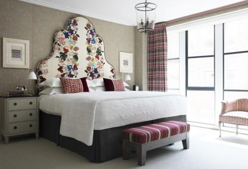 Ein Bett oder Betten in einem Zimmer der Unterkunft Ham Yard Hotel, Firmdale Hotels