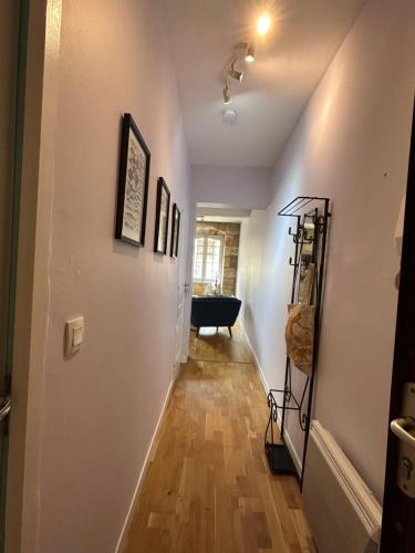 Cette chambre dispose d'un couloir avec un escalier et une baignoire. dans l'établissement Cocon dans le centre, à Bordeaux