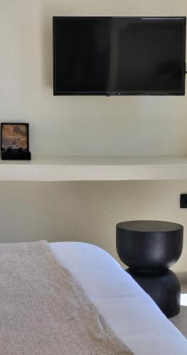 Télévision ou salle de divertissement dans l'établissement Maeva Suites Santorini