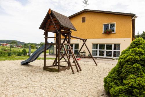 Kawasan permainan kanak-kanak di Ferienhof Falkenau
