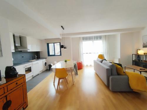 Ventanal de Saras Petfriendly Garaje Trastero y Chimenea - Arafita Apartamentos