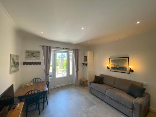 un salon avec un canapé et une table dans l'établissement Maison du Lac le Studio, à Talloires