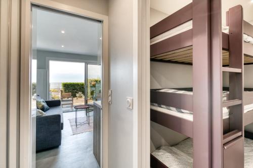 Un dormitorio con literas y una sala de estar con vistas. en La Baule - Bora Bora - Face mer, en La Baule