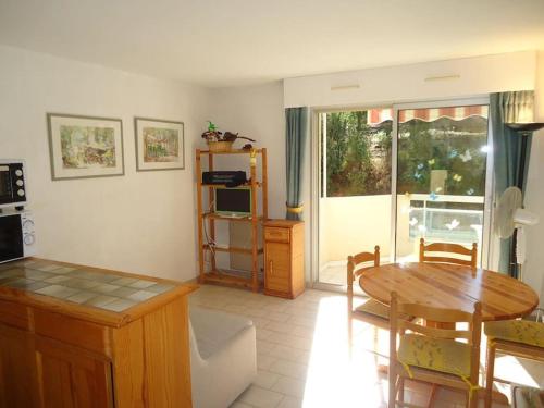 un salon avec une table et une salle à manger dans l'établissement Bel appartement climatisé 100m plage, à Cavalaire-sur-Mer