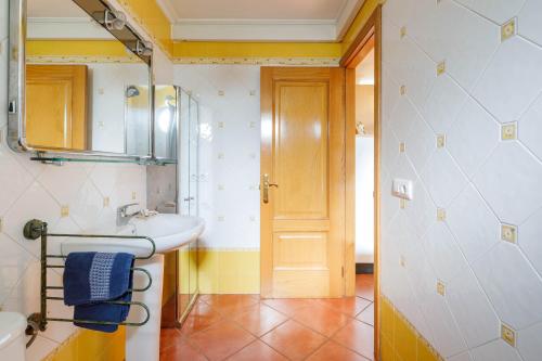 Ένα μπάνιο στο Apartamento con jardin en un chale