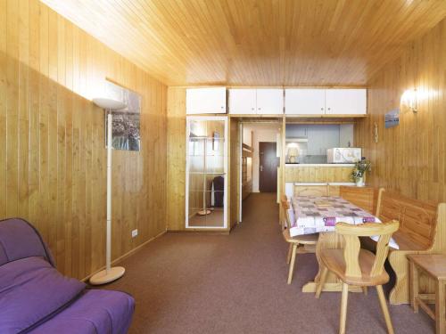 - une chambre avec un canapé et une table dans l'établissement Studio 6 personnes pied des pistes avec balcon et vue montagnes - FR-1-400-28, à Gourette