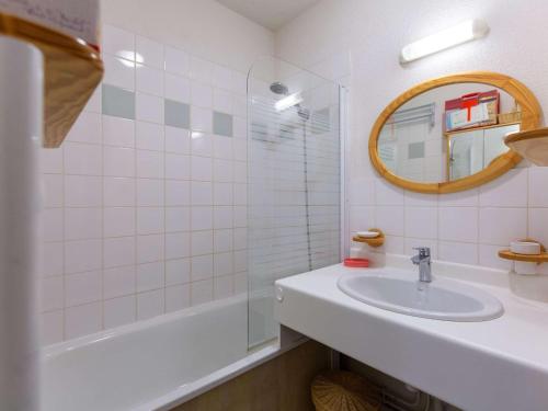 une salle de bain avec un lavabo, une baignoire et un miroir dans l'établissement Appartement cosy 5 pers avec mezzanine et équipements à Barèges - FR-1-403-49, à Barèges