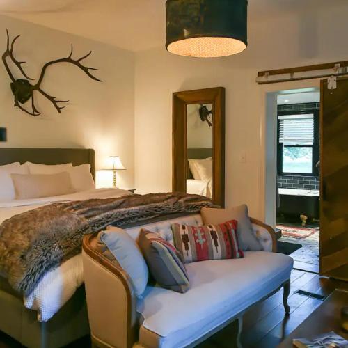 Ένα ή περισσότερα κρεβάτια σε δωμάτιο στο A Whimsical Farmhouse Retreat- Suite 3
