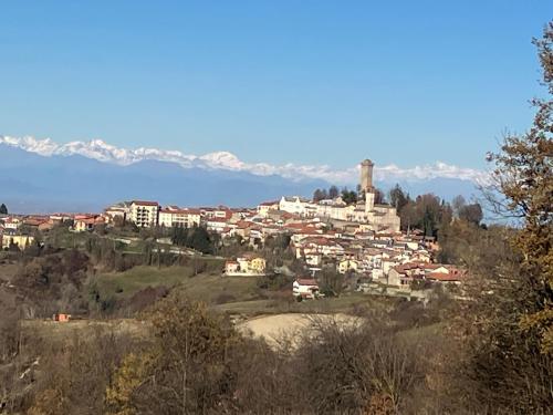 a town on a hill with mountains in the background at Casavabene in Murazzano