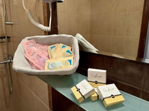 un ripiano del bagno con una borsa di articoli da toeletta sopra di Прекрасно място за нощувки в Слънчев бряг a Sunny Beach