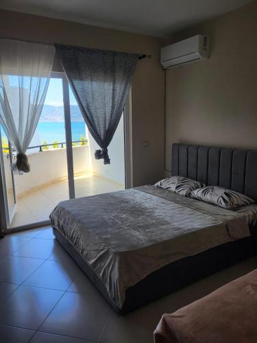 un dormitorio con una cama grande y una ventana grande en Aron Home, en Tushemisht