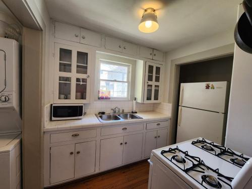 Kuchyň nebo kuchyňský kout v ubytování Cute & Quiet Garage Apt Home