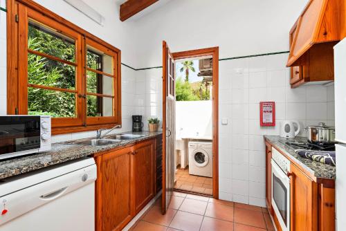 Dapur atau dapur kecil di Villas Playas de Fornells