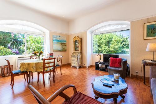 un salon avec une table et une salle à manger dans l'établissement VILLA CECILE VI4419 By Riviera Holiday Homes, à Nice
