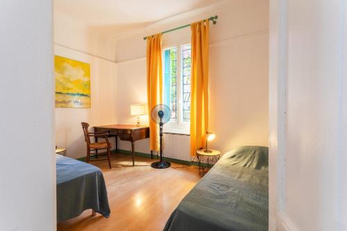 une chambre avec deux lits, un bureau et une fenêtre dans l'établissement VILLA CECILE VI4419 By Riviera Holiday Homes, à Nice