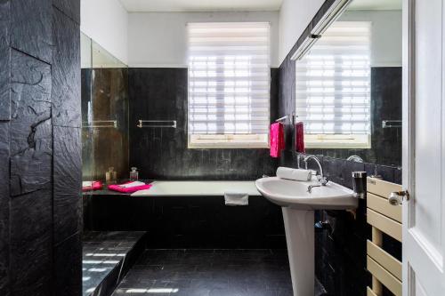 une salle de bain avec une baignoire et un lavabo dans l'établissement VILLA CECILE VI4419 By Riviera Holiday Homes, à Nice