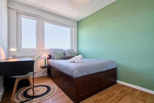 - une chambre avec un lit, un bureau et une fenêtre dans l'établissement T4 Spacieux à Marcq-en-Baroeul avec Baby-Foot, à Marcq-en-Barœul