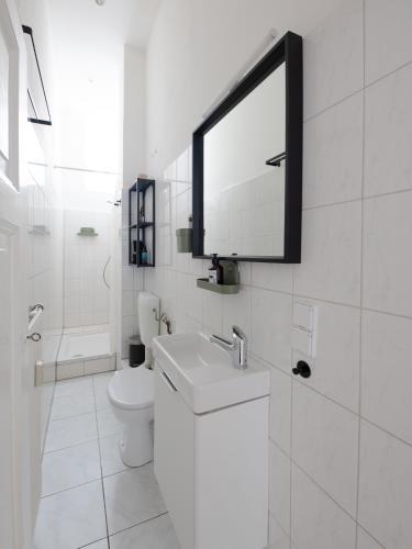 Hip & Beautiful City Apartment photo 6