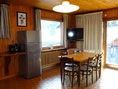 La cuisine est équipée d'une table à manger et d'un réfrigérateur. dans l'établissement Appartement 3 Pièces Les Gets - Centre, 6 Pers, WIFI, Draps/Serviettes Inclus, Garage, Balcon - FR-1-802-19, aux Gets