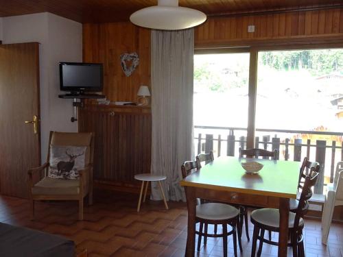 un salon avec une table, des chaises et une télévision dans l'établissement Appartement 2 Pièces aux Gets - 4 pers, Centre-Ville, WiFi, Draps/Serviettes Inclus - FR-1-802-27, aux Gets