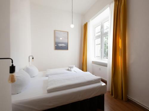 Hip & Beautiful City Apartment photo 24