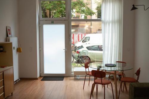 Hip & Beautiful City Apartment photo 25