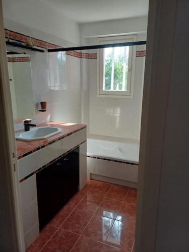 une petite cuisine avec un évier et une fenêtre dans l'établissement Villa avec Piscine à 300m de la plage a la Croix Valmer, à La Croix-Valmer