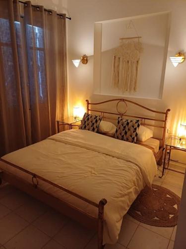 une chambre avec un grand lit avec deux oreillers dans l'établissement Villa avec Piscine à 300m de la plage a la Croix Valmer, à La Croix-Valmer