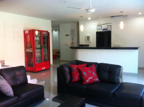 a living room with a couch and a soda machine at Hotel Cangrejalito in Santa Marta