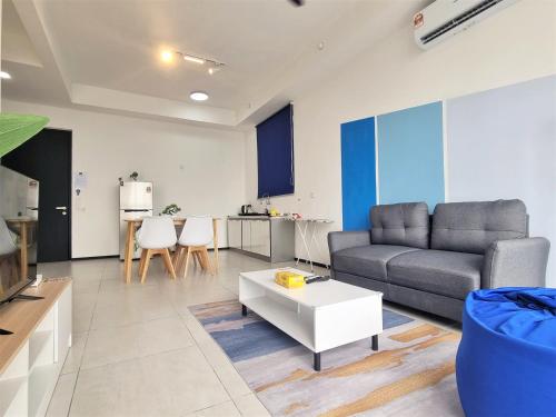 Area soggiorno di Cozy Minimalist Suite at Urban Suites Georgetown by SuperStay